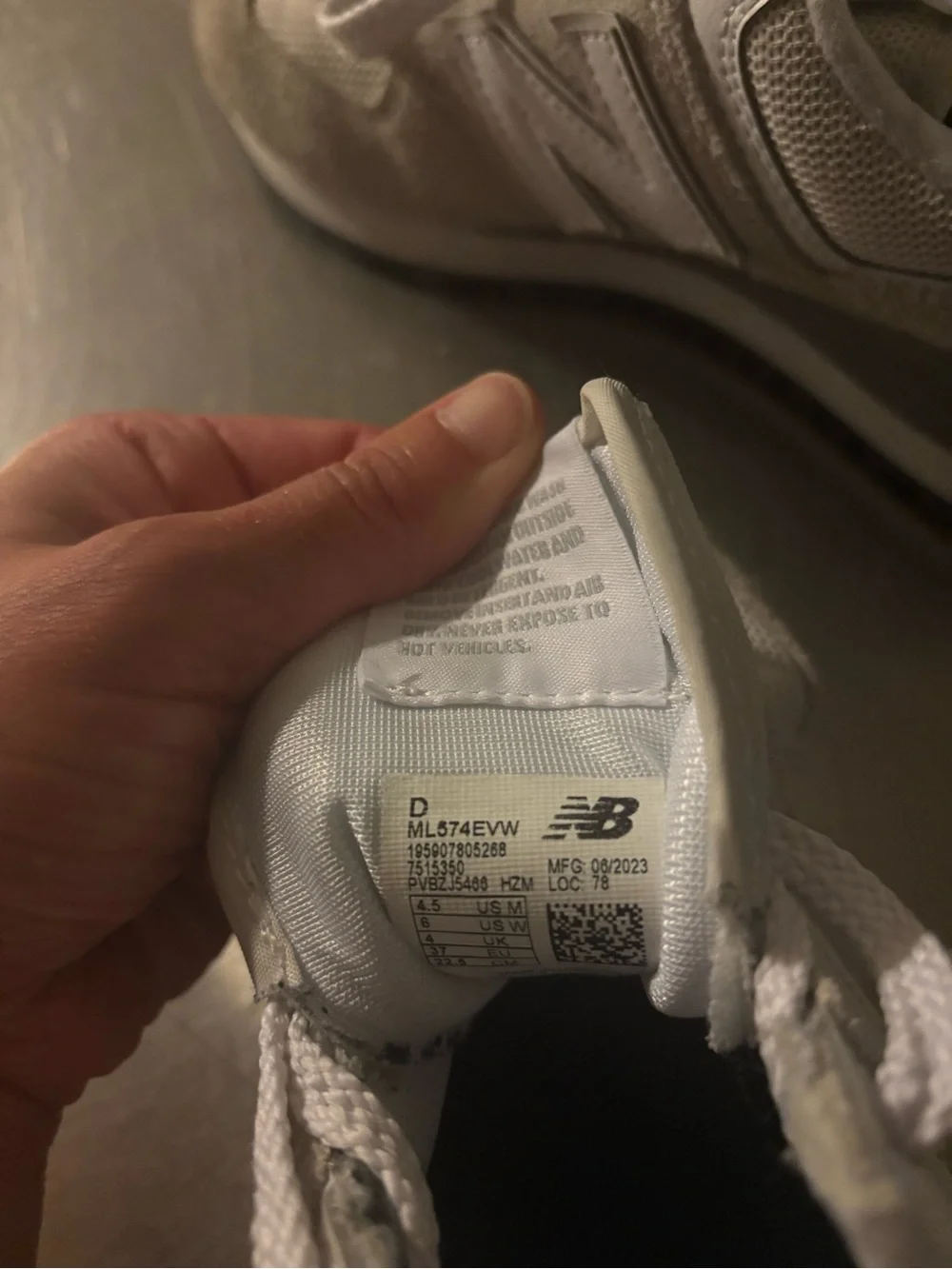 New Balance sneakers women’s (size 6) good condition.